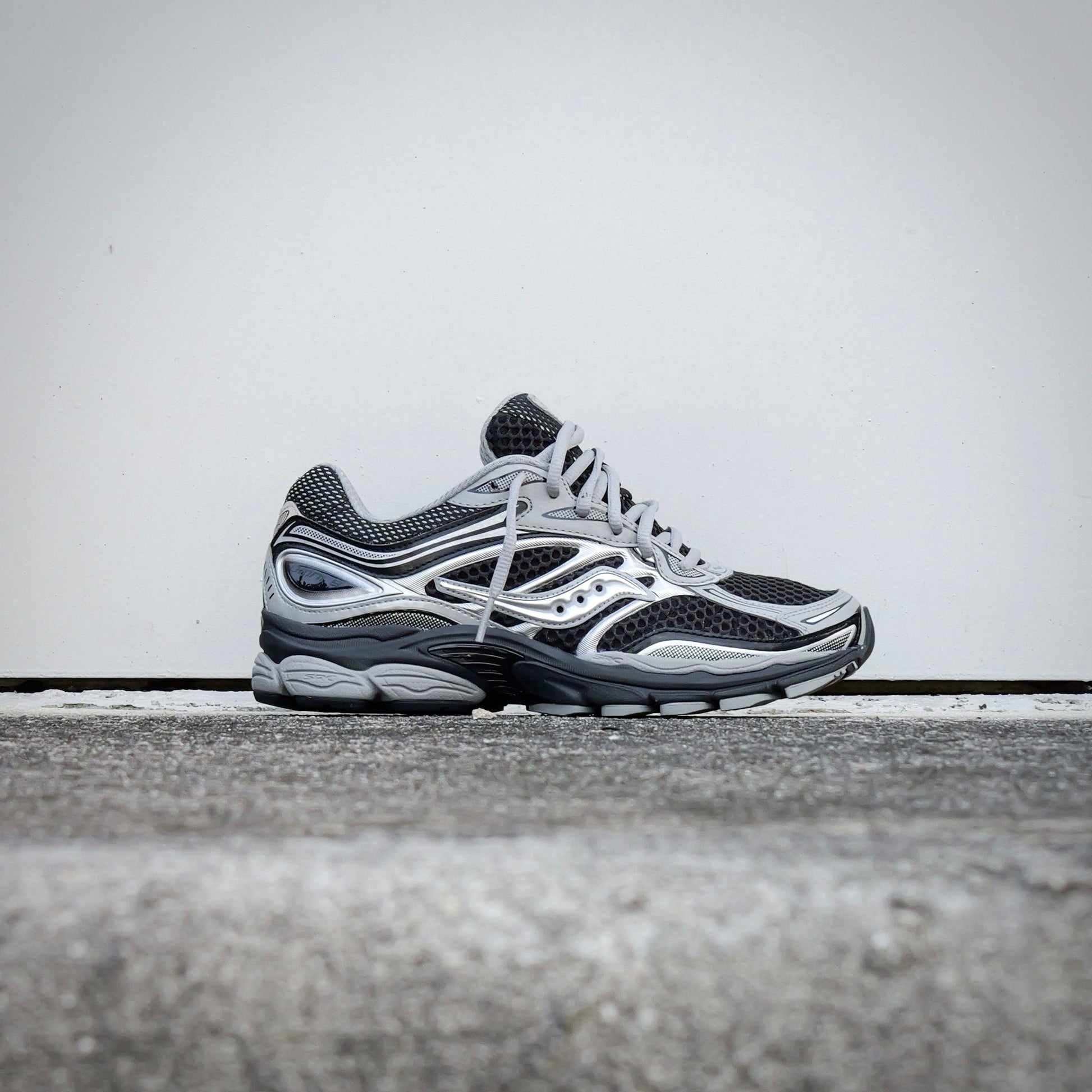 Mens Saucony ProGrid Omni 9 (Black/Silver)